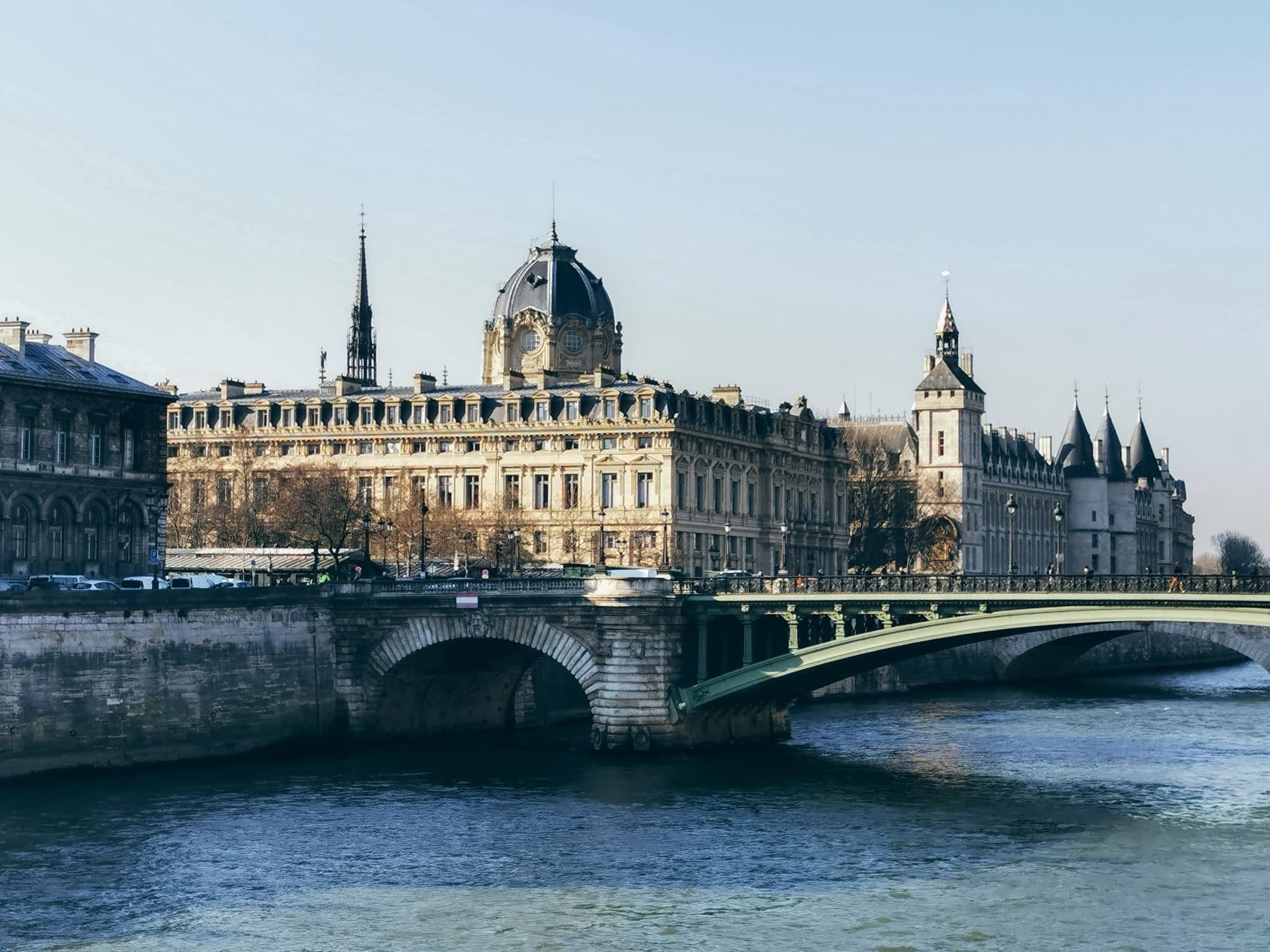 La Cour d'appel de Paris et la Conciergerie, sur l'île de la Cité, vues depuis la Seine